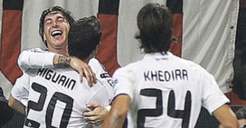 Sergio Ramos e Higuaín festejan el tanto del delantero argentino. / A. Garofalo (Reuters)