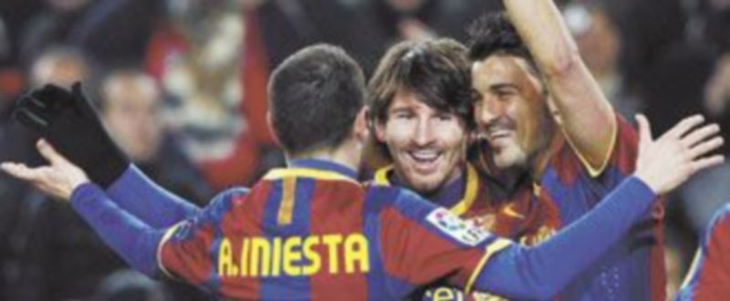 Leo Messi celebra el primero de sus dos goles conseguidos durante el encuentro con sus compañeros Andrés Iniesta y David Villa. / Reuters