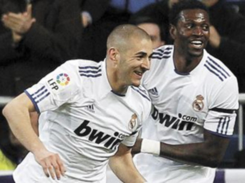 La inspiración de Karim Benzema amenaza con perjudicar mañana a Emmanuel Adebayor. / Juanjo Martín (Efe)