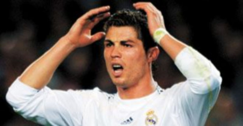 El futbolista blanco estuvo a punto de marcar su primer tanto al Barcelona en una gran ocasión que abortó Valdés. / Efe