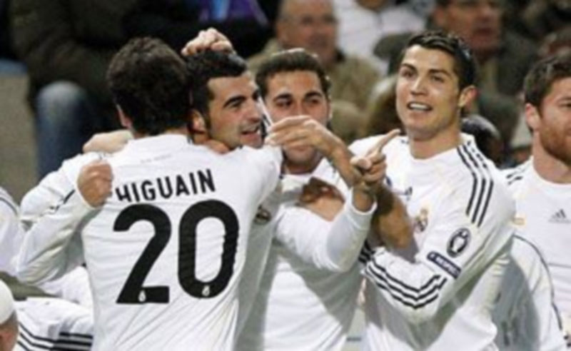 Albiol es felicitado por el segundo tanto del partido. Junto a él