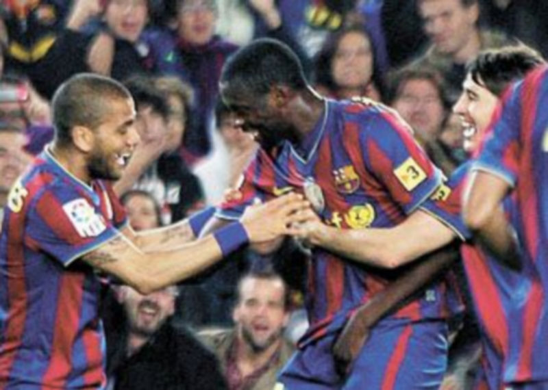 Touré Yayá celebra su gol ante el Deportivo con Dani Alves. / Efe