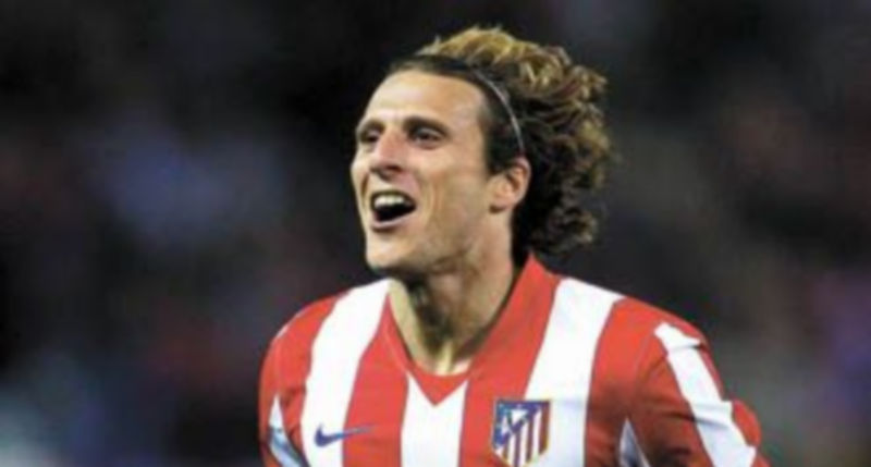 El uruguayo Diego Forlán adelantó al equipo madrileño en los primeros minutos del choque. / Efe
