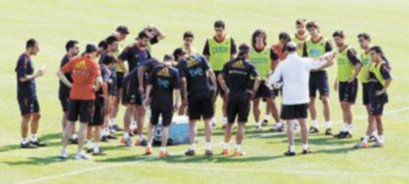 Los internacionales escuchan las explicaciones del Vicente Del Bosque. / Susana Vera (Reuters)