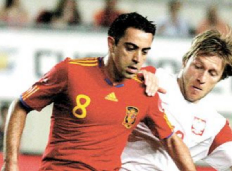 Xavi aprovechó el día de descanso con la selección para firmar. / Efe