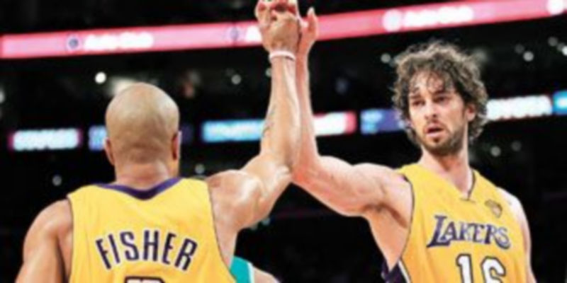 Fisher y Gasol celebran su complicidad durante el segundo cuarto en el que los Lakers consiguieron hasta 22 puntos de ventaja. / Mike Blake (Reuters)