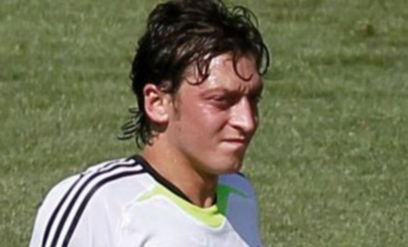 El nuevo centrocampista del Real Madrid Mesut Özil (i) y el guardameta Antonio Adano. / Paco Campos (Efe)