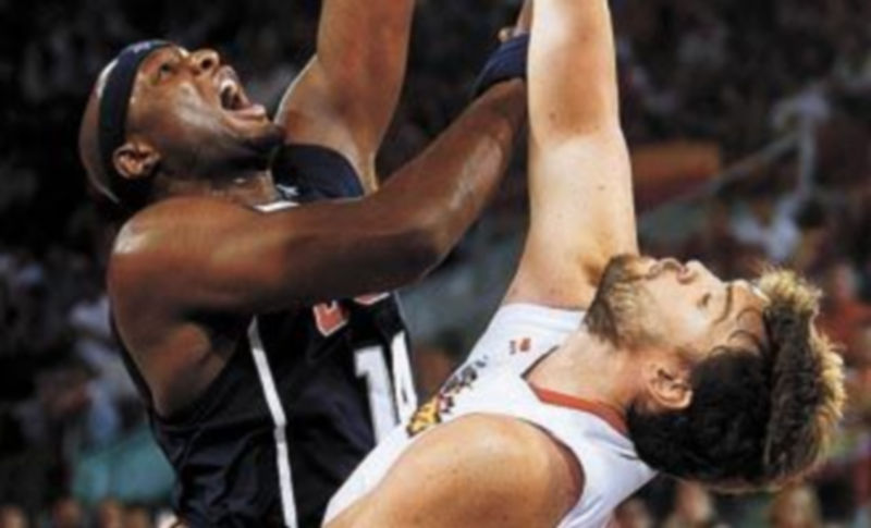Marc Gasol lucha por el rebote con Lamar Odom. / SERGIO PEREZ (reuters)