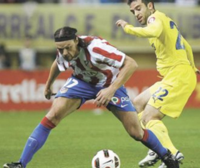 Rossi lucha por el control del esférico con el rojiblanco Ujfalusi. / D. Castelló (Efe)