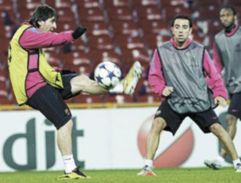 Leo Messi y Xavi Hernández son dos de los pilares del equipo que dirige Pep Guardiola. / Jens Nørgaard (Efe)