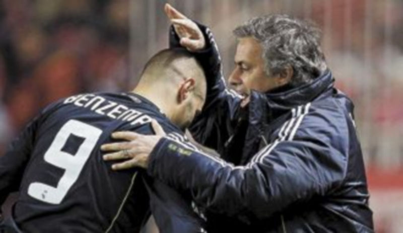 Mourinho felicita a Karim Benzema tras la consecución del único gol del partido. / Efe