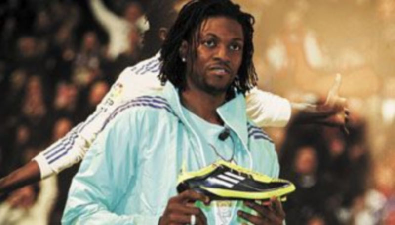 Adebayor habló con los medios durante un acto publicitario en el que presentó sus nuevas botas. / Mondelo (Efe)