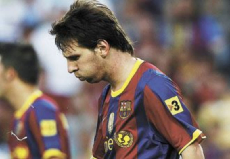 Leo Messi intentará ponérselo difícil a la defensa bermellona. / efe