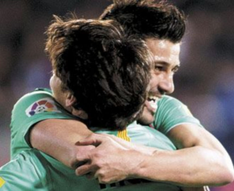 Villa y Messi celebran el gol del argentino el pasado sábado en Mallorca. / Efe