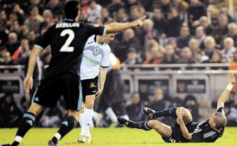 Momento en el que Pepe quedó tendido en el suelo después de lesionarse. / kai försterling (Efe)