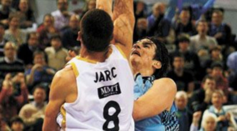 Jaric debutó con la elástica del conjunto blanco. / Efe