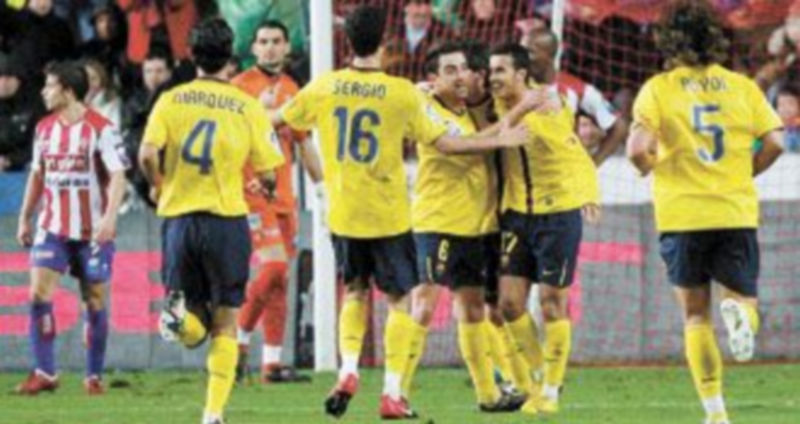 Varios futbolistas del Barcelona celebran la diana de Pedro. / Efe