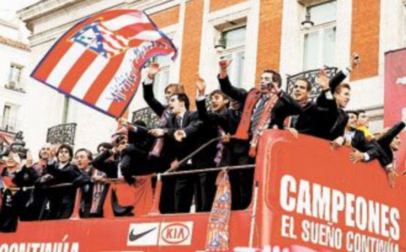 La plantilla se trasladó en un autobús descapotable con la leyenda impresa: ‘Campeones: el sueño continúa’. / Fotos: Efe y Reuters