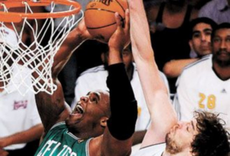 Gasol intenta bloquear a Davis durante el segundo partido de la eliminatoria. / Efe