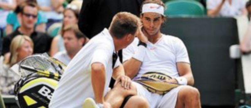 Nadal recibe tratamiento durante su partido contra Petzschner. / G. CADDICK (Efe)