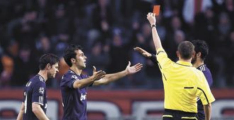 El madridista Xabi Alonso se fue a los vestuarios por tardar demasiado tiempo en sacar una falta. / Paul Vreeker (Efe)