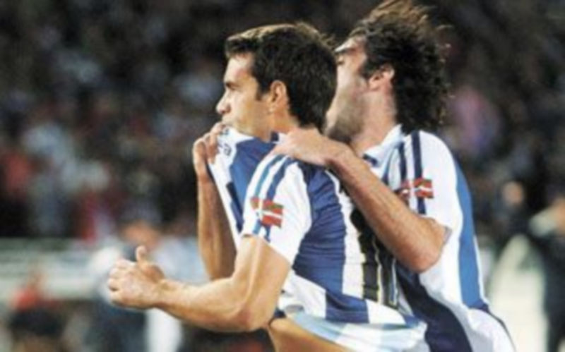 Xabi Prieto festeja el primer tanto anotado frente al Athletic en Anoeta. / J. Etxezarreta (Efe)