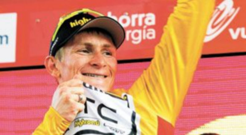 André Greipel se enfunda el jersey oro en el podio de Vinaroz. / Efe