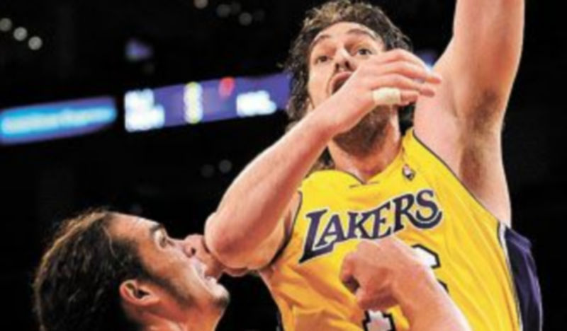 Pau Gasol intenta encestar ante la defensa rival. / Efe