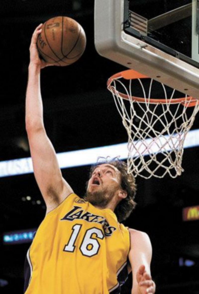 Gasol perdió el anillo en 2008 frente a los Celtics de Boston. / EFE