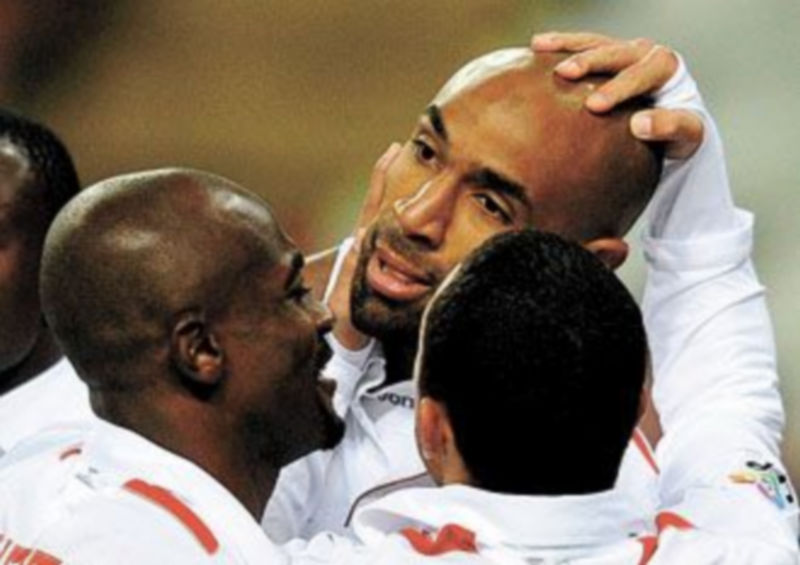 Los jugadores del conjunto hispalense felicitan a Kanouté. / E. Alonso (Reuters)