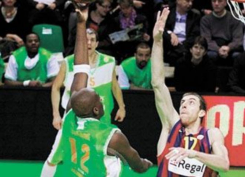 Vázquez intenta taponar el lanzamiento de Traore. / Reuters