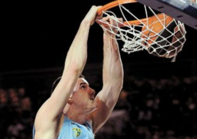 El ala-pívot del Estudiantes Nik Caner-Medley machaca el aro. / Efe