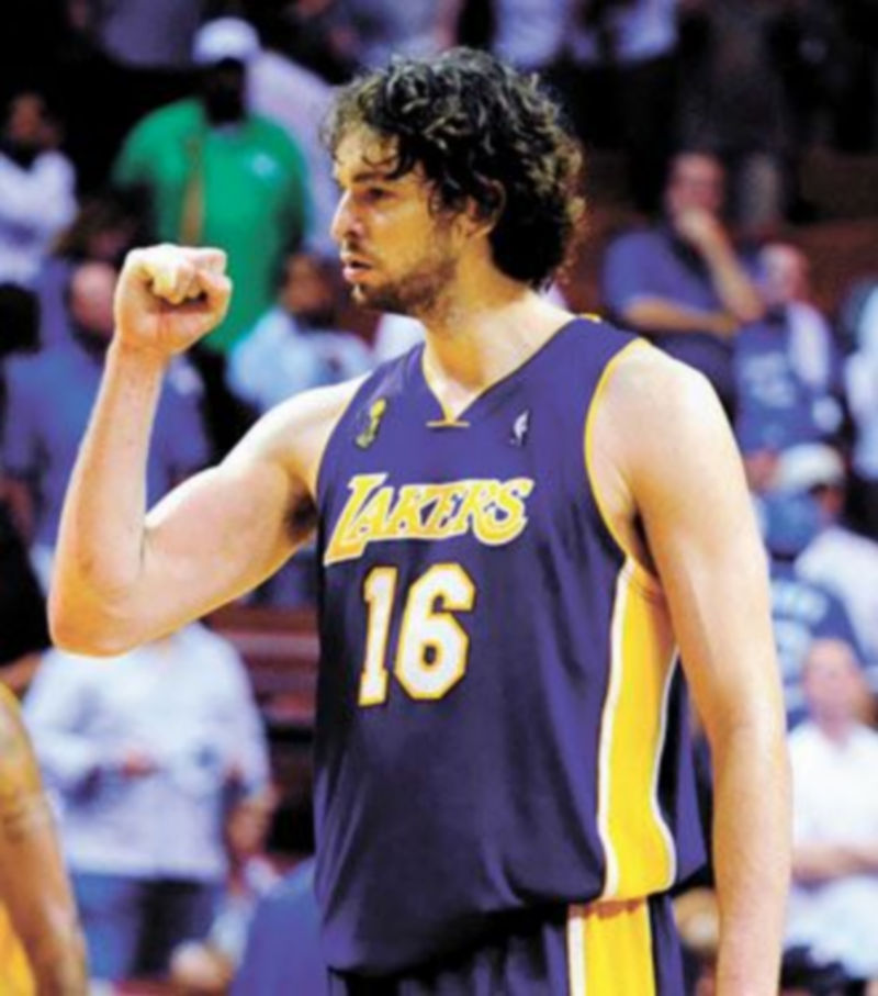 Gasol celebra la victoria del conjunto de Phil Jackson. / L. W. Smith (Efe)