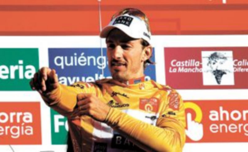 El vigente campeón olímpico contrarreloj se enfundó el primer maillot oro. / EFE