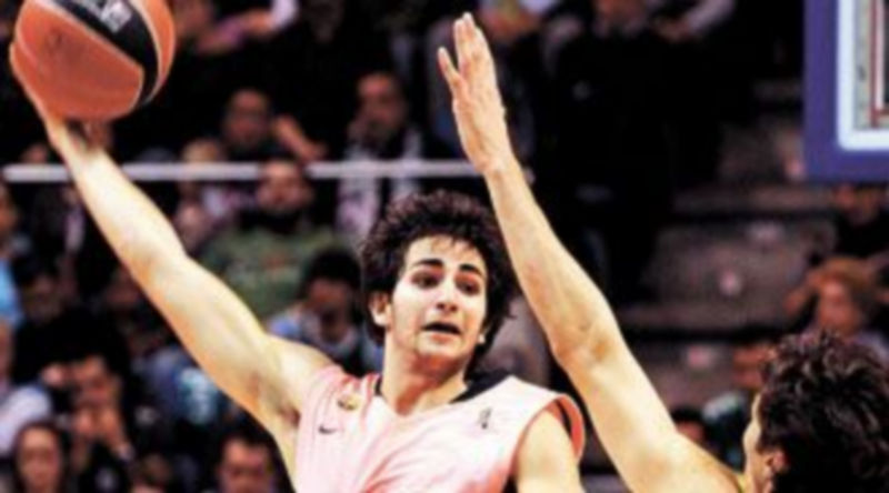 Ricky Rubio intenta que Jiri Welsch no le quite la pelota. / Efe