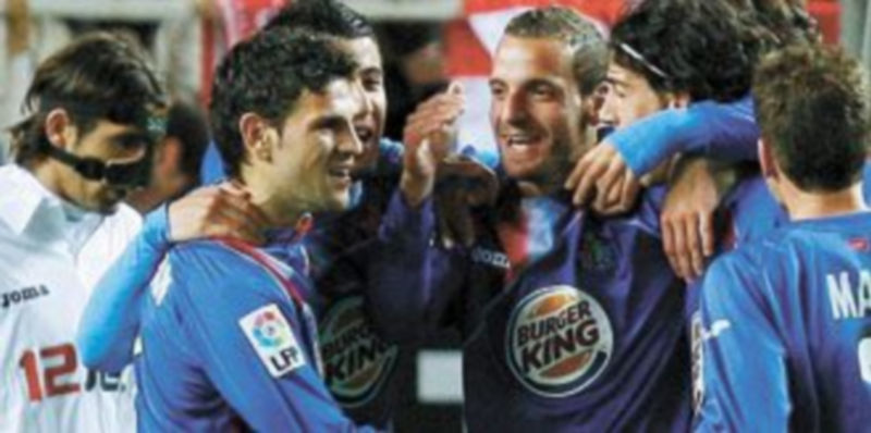 Soldado (c) dejó sin argumentos a la defensa hispalense. / Julio Muñoz (Efe)