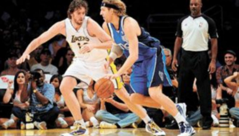 Pau Gasol intenta evitar el avance de Dirk Nowitzki antes de dejar la pista por problemas físicos. / Andrew Gombert (Epa)