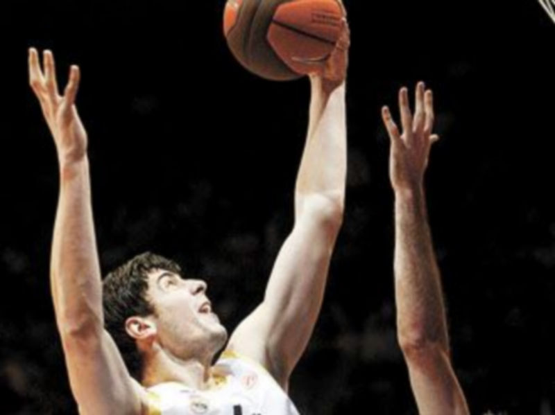 Tomic intenta encestar ante el alero israelí David Bluthenthal. / Efe