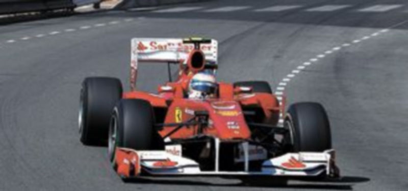 El bólido rojo se movió como ‘pez en el agua’ por las reviradas calles del Principado. / Max Rossi (Reuters)