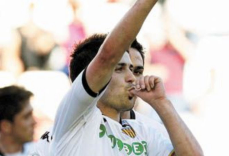 El futbolista será presentado mañana ante los medios de comunicación. / Efe