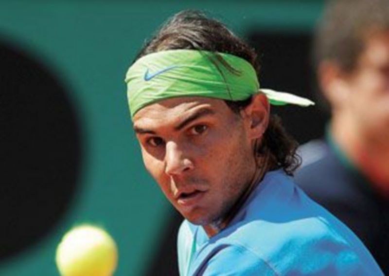Nadal devuelve la bola en su segundo duelo en París. / Efe