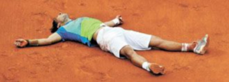 Nadal celebró su triunfo con un baño de tierra batida sobre la pista Philippe Chatrier de la Ciudad de la Luz. / G. Horcajuelo (Efe)