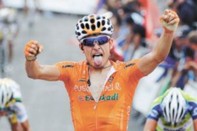 El ciclista Igor Antón celebra su triunfo en la cuarta etapa de la Vuelta. / Efe