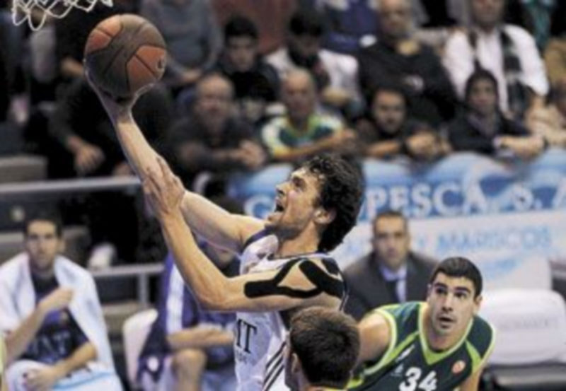 Madrileños y andaluces sustituirán el pabellón Martín Carpena por la Caja Mágica. / Jorge Zapata (Efe)