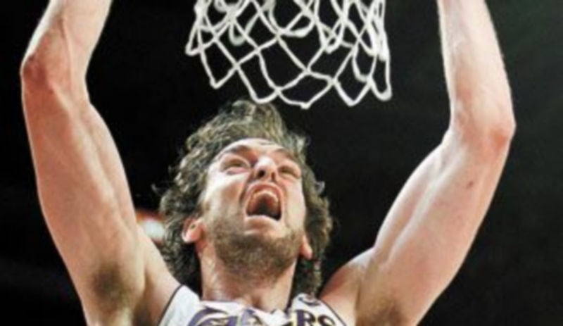 Pau Gasol hace un mate en la contienda frente a los Thunder. / Lucy Nicholson (Reuters)