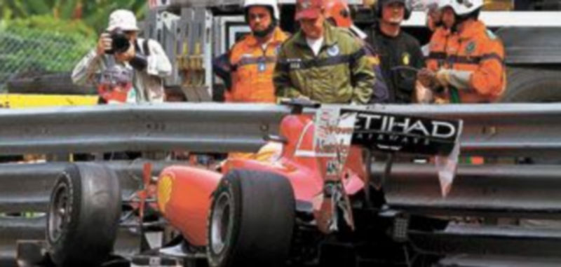 El coche de Alonso quedó en muy malas condiciones a causa del percance. / Epa