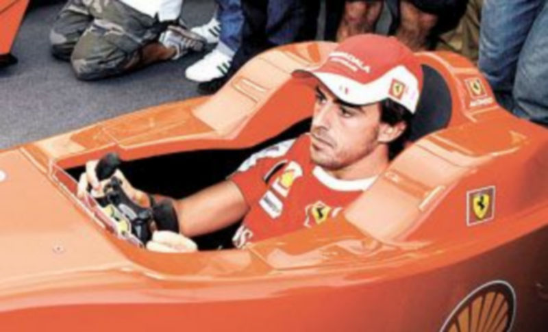 Alonso mostró su pericia al volante en un simulador instalado en el circuito italiano. / G. Sposito (Reuters)