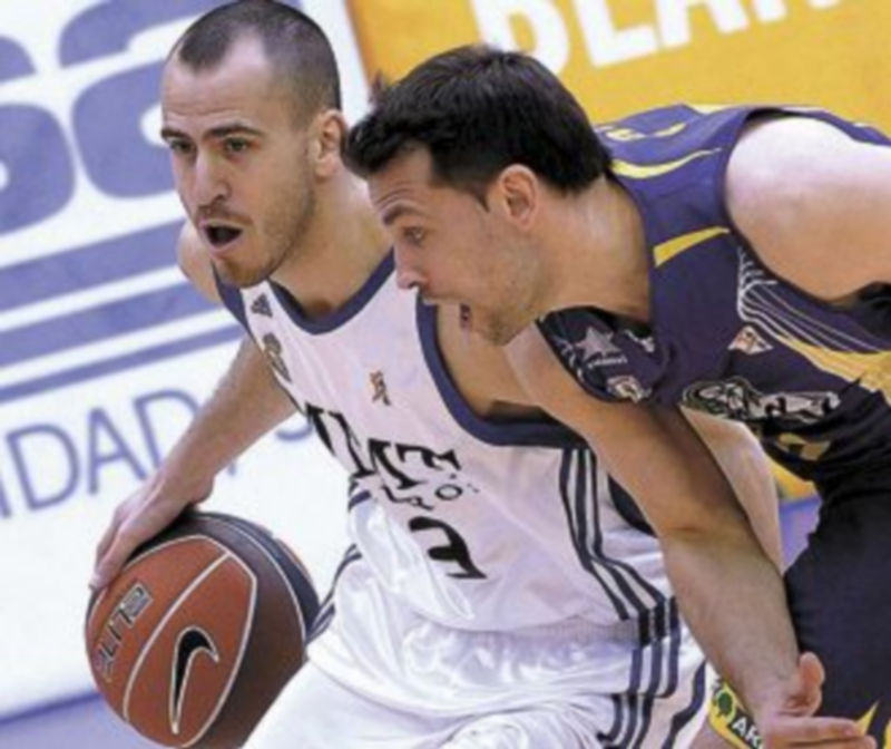 Sergio Rodríguez intenta deshacerse de la férrea oposición de Maxi Stanic. / Efe