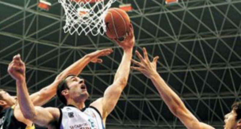 El alero del Lagun Aro Andy Panko trata de encestar ante Tomic y Jaric (i). / J. Etxezarreta (Efe)