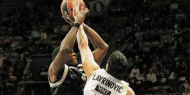 Lavrinovic intenta taponar un lanzamiento de Moiso. / Mondelo (Efe)